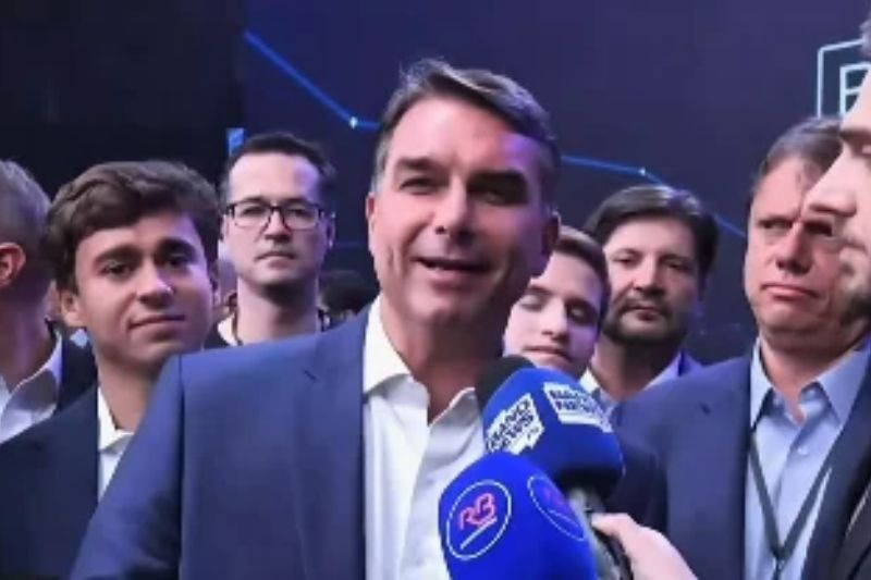 Flávio Bolsonaro erra nome de avenida e petista não perdoa: “Não conhece Salvador”
