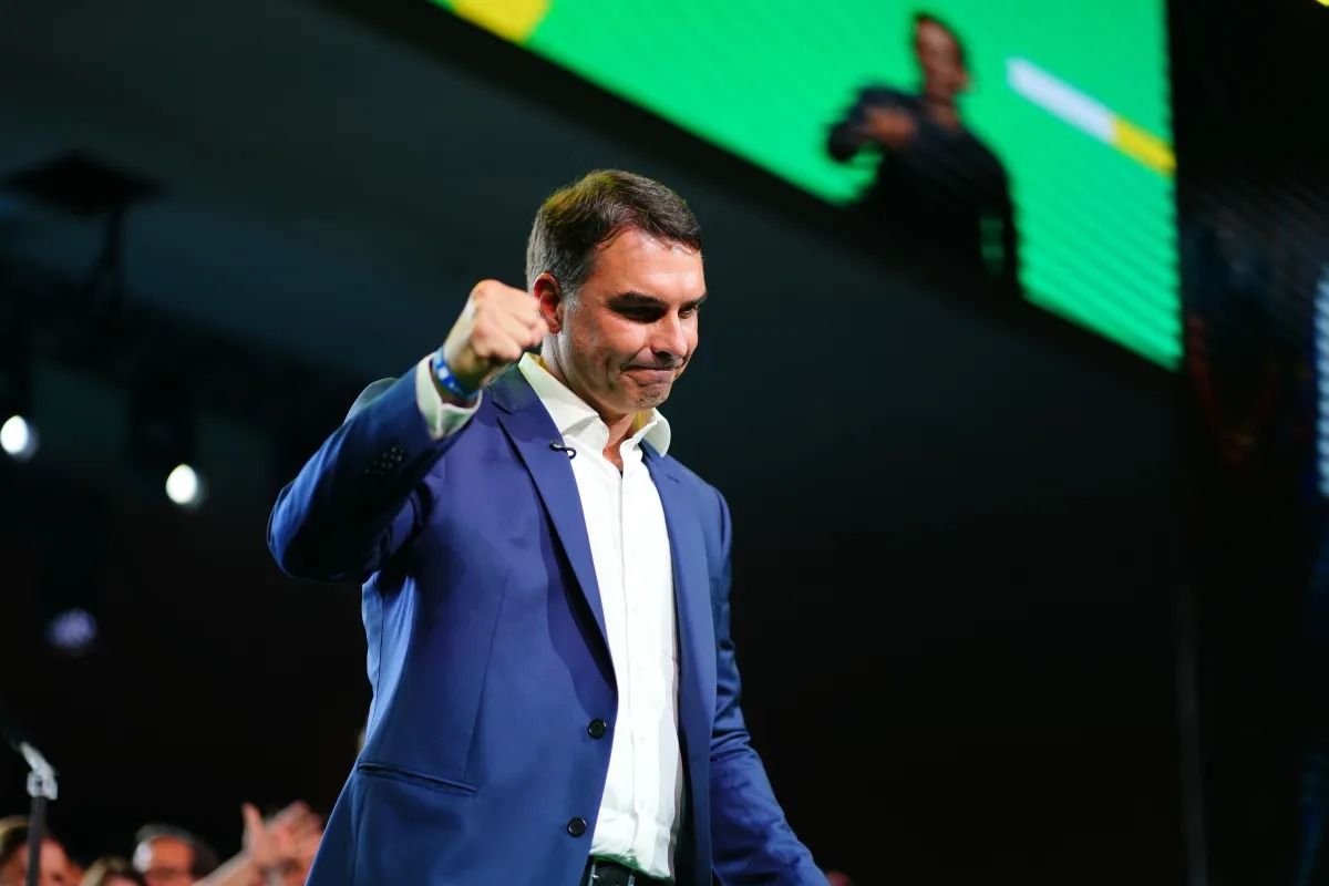 Sem sucesso nas urnas, Ronaldo Caiado anuncia apoio a Flávio Bolsonaro no 2º turno