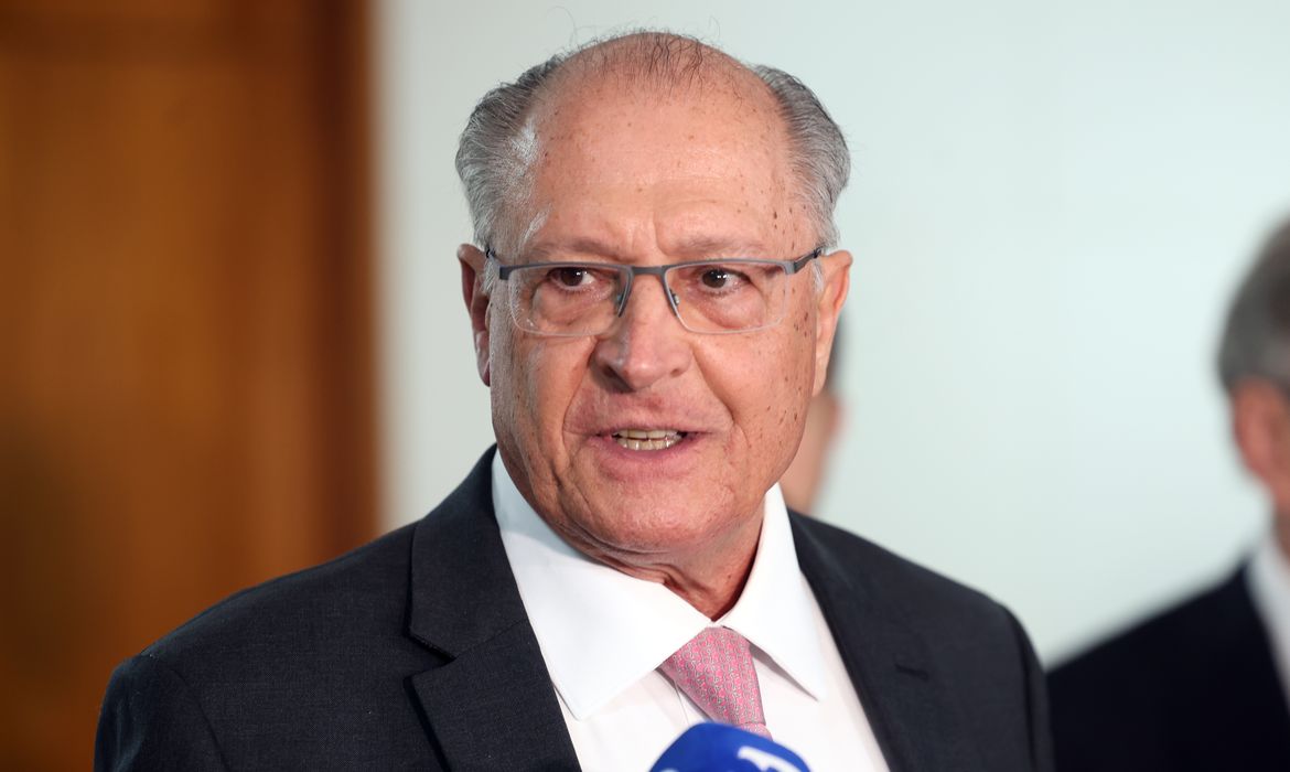 Alckmin critica ajuste fiscal de Flávio Bolsonaro e defende corte de privilégios