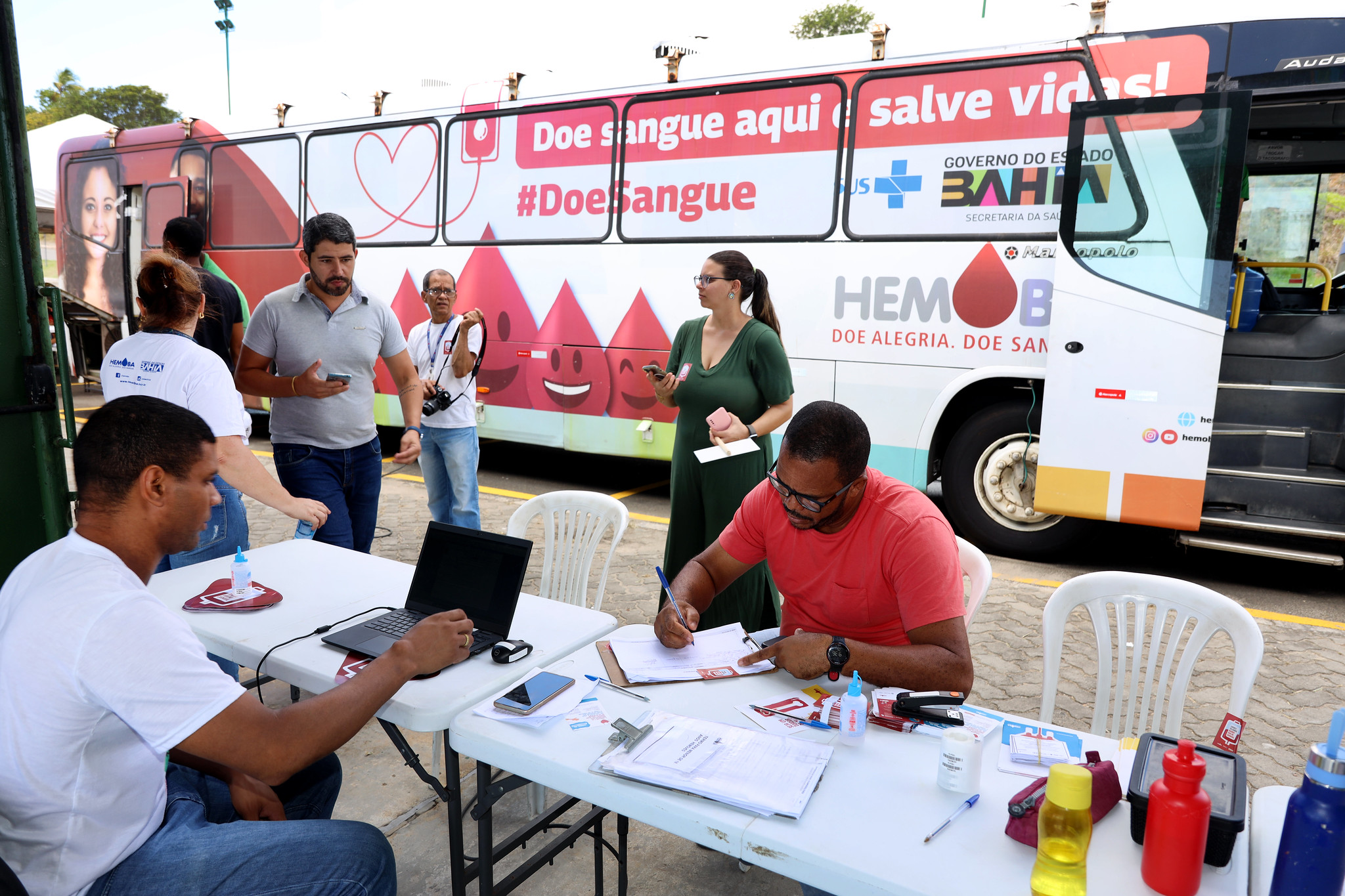 Unidade móvel da Hemoba participa de ação solidária promovida por Buja Ferreira