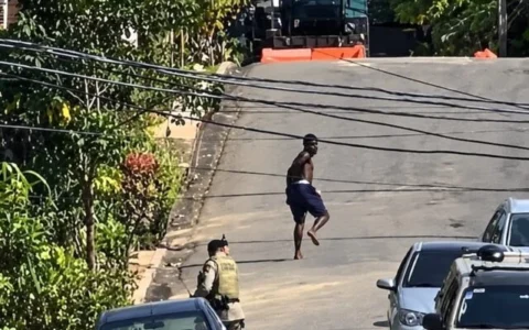 Imagem do post Suspeito de ameaçar moradores troca tiros com PM e foge para área de mata