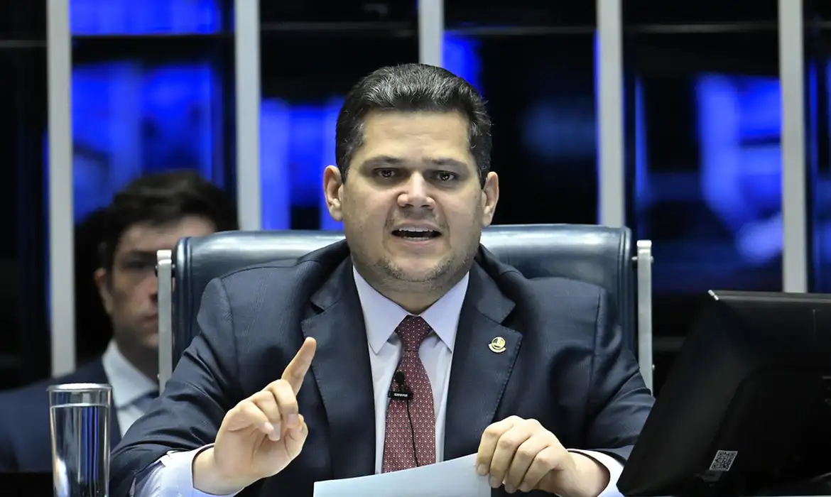 Fim da escala 6×1: Alcolumbre anuncia calendário de votação da PEC no Senado