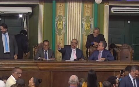 Imagem do post Muniz quebra rito na Câmara de Salvador e faz o ‘L’ de Lula