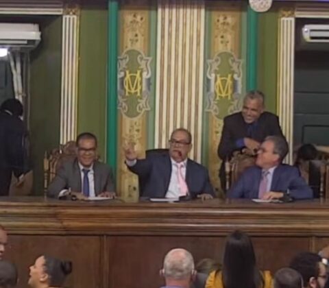 Imagem do post Muniz quebra rito na Câmara de Salvador e faz o ‘L’ de Lula