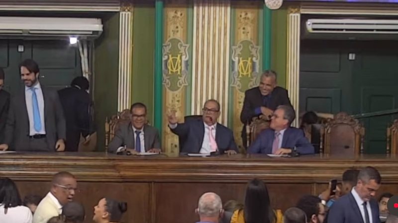 Muniz quebra rito na Câmara de Salvador e faz o ‘L’ de Lula