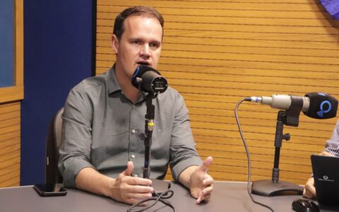 Imagem do post “É um atestado da sua culpa”, afirma Júlio Pinheiro após fuga de Flávio Bolsonaro do Brasil