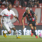 Vitória perde para o São Paulo, mantém tabu no Morumbis e vê Z4 se aproximar
