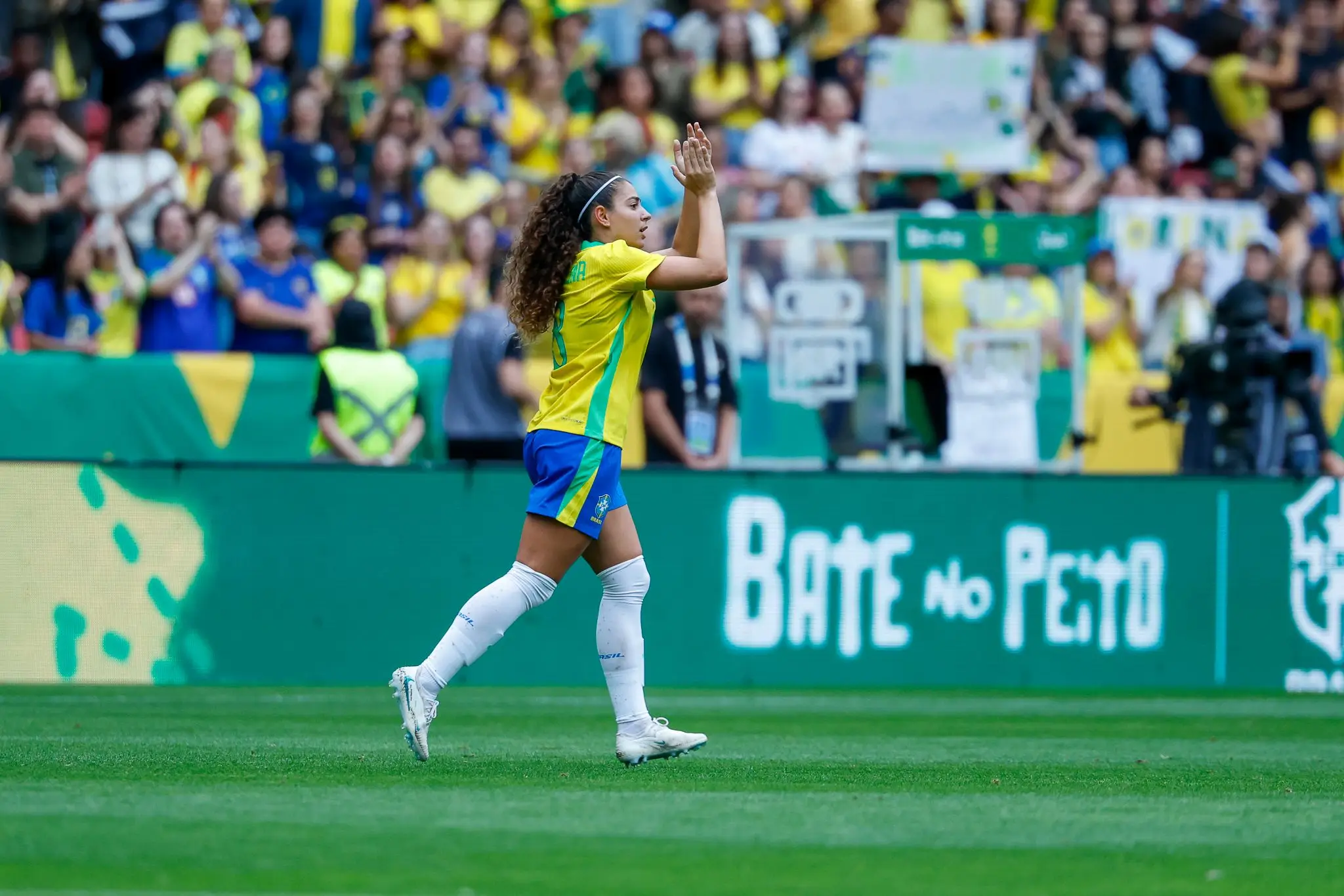 Brasil vence Argentina com golaço de bicicleta e brilha antes da Copa de 2027
