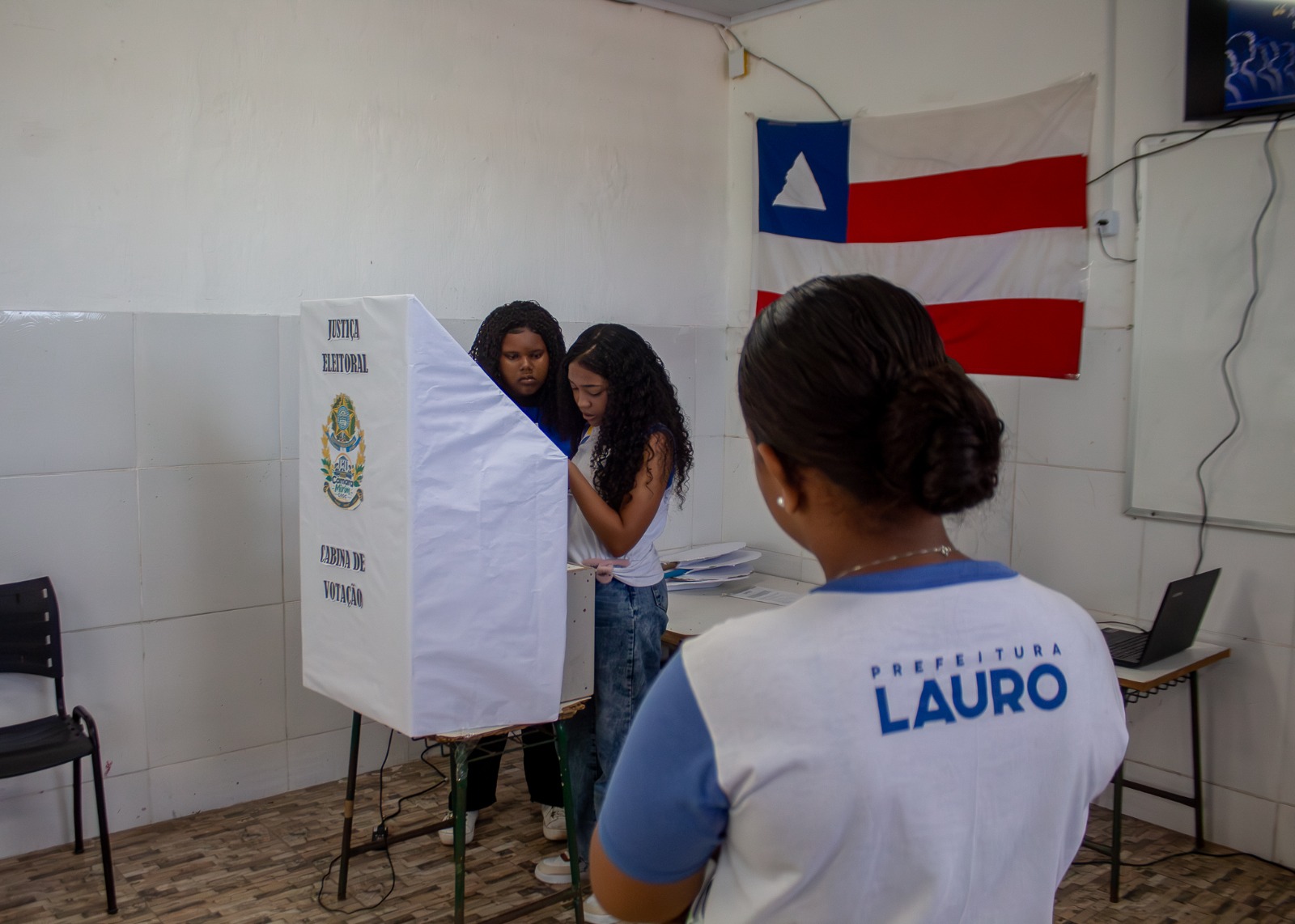 Alunos vão às urnas em eleição simulada e vivem experiência de cidadania