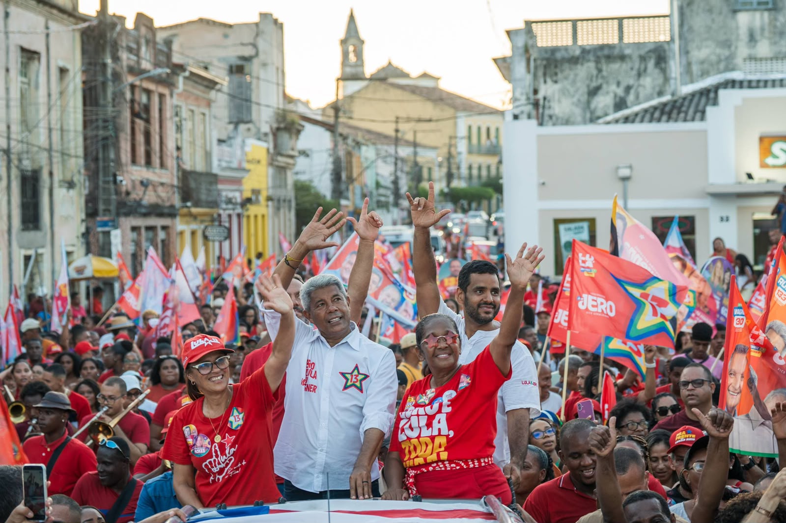 “A Bahia pode avançar ainda mais”, diz Jerônimo Rodrigues em caminhadas no Recôncavo