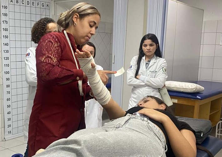 Serviço gratuito da Unijorge faz atendimentos de fisioterapia no pós-operatório do câncer de mama