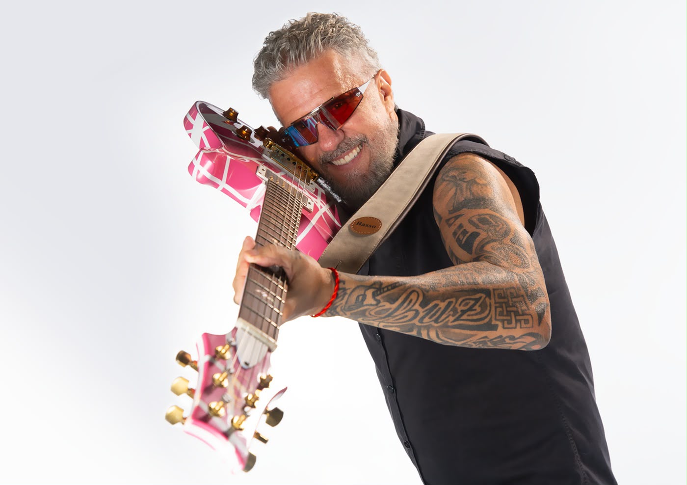 Tuca Fernandes anuncia audiovisual para celebrar 15 anos de carreira solo