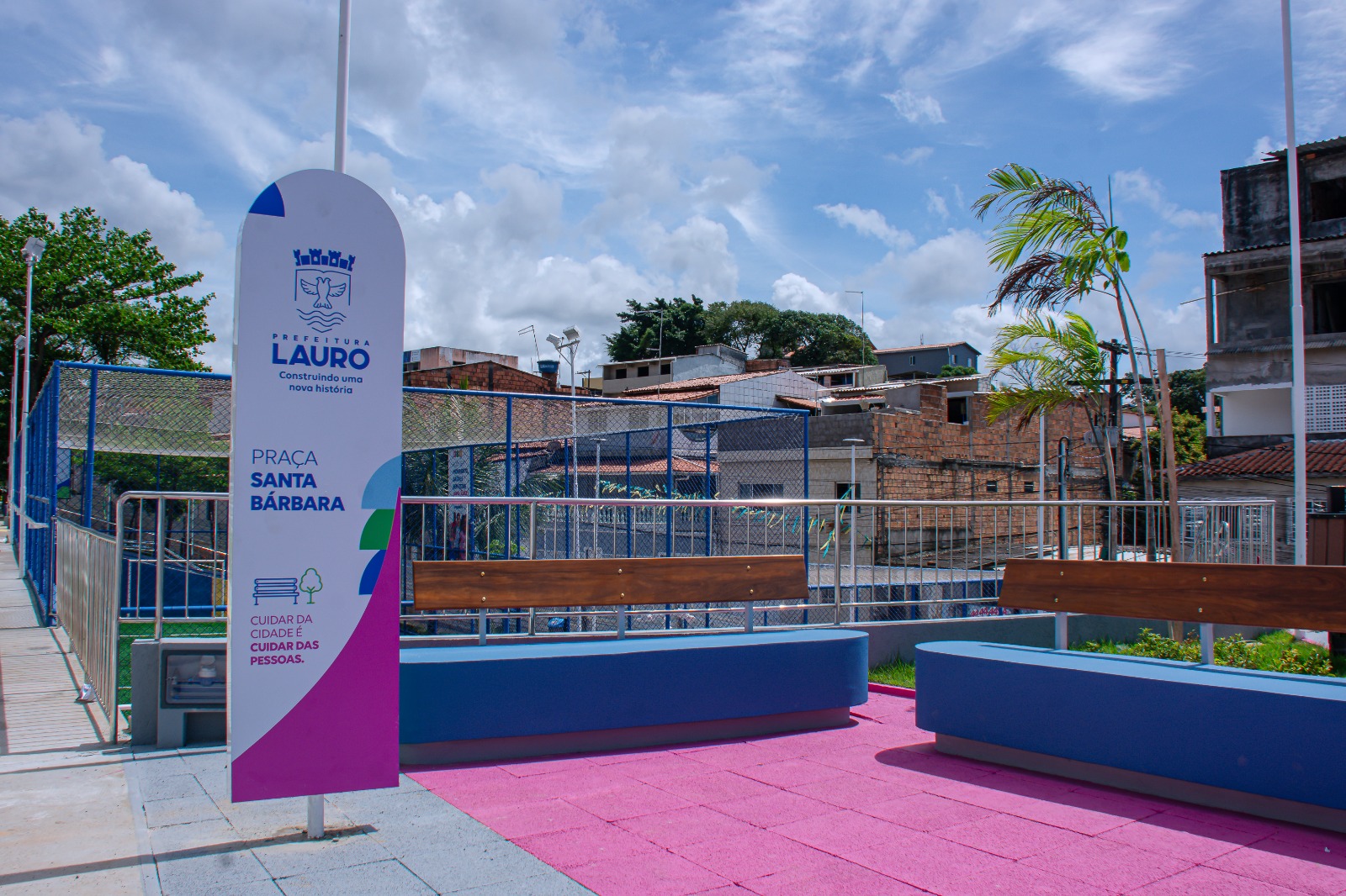 Lauro de Freitas ganha praça revitalizada na Itinga com o 2º campo de grama sintética da cidade