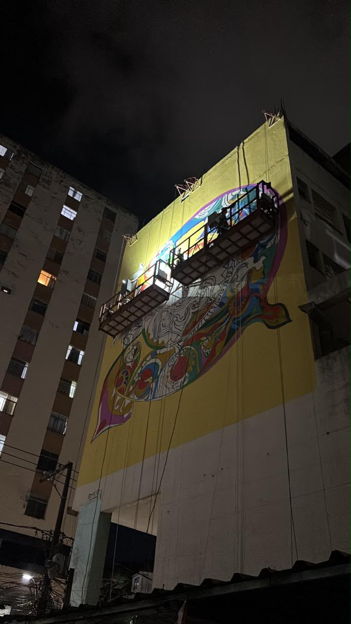 Obra monumental colore prédio em Salvador e homenageia ícone da arte baiana