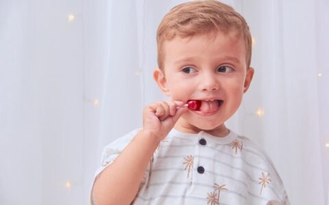 Imagem do post Dia das Crianças: dentista faz alerta sobre doces e revela cuidados essenciais com os dentes