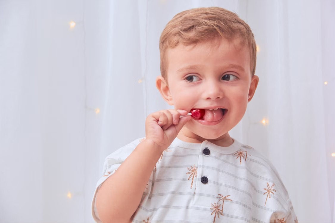 Dia das Crianças: dentista faz alerta sobre doces e revela cuidados essenciais com os dentes