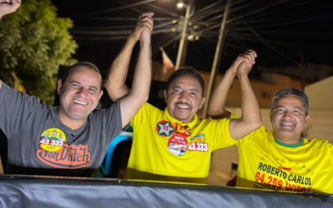 Imagem do post Roberto Carlos comemora reeleição com carreata em Juazeiro e inicia mobilização por Lula