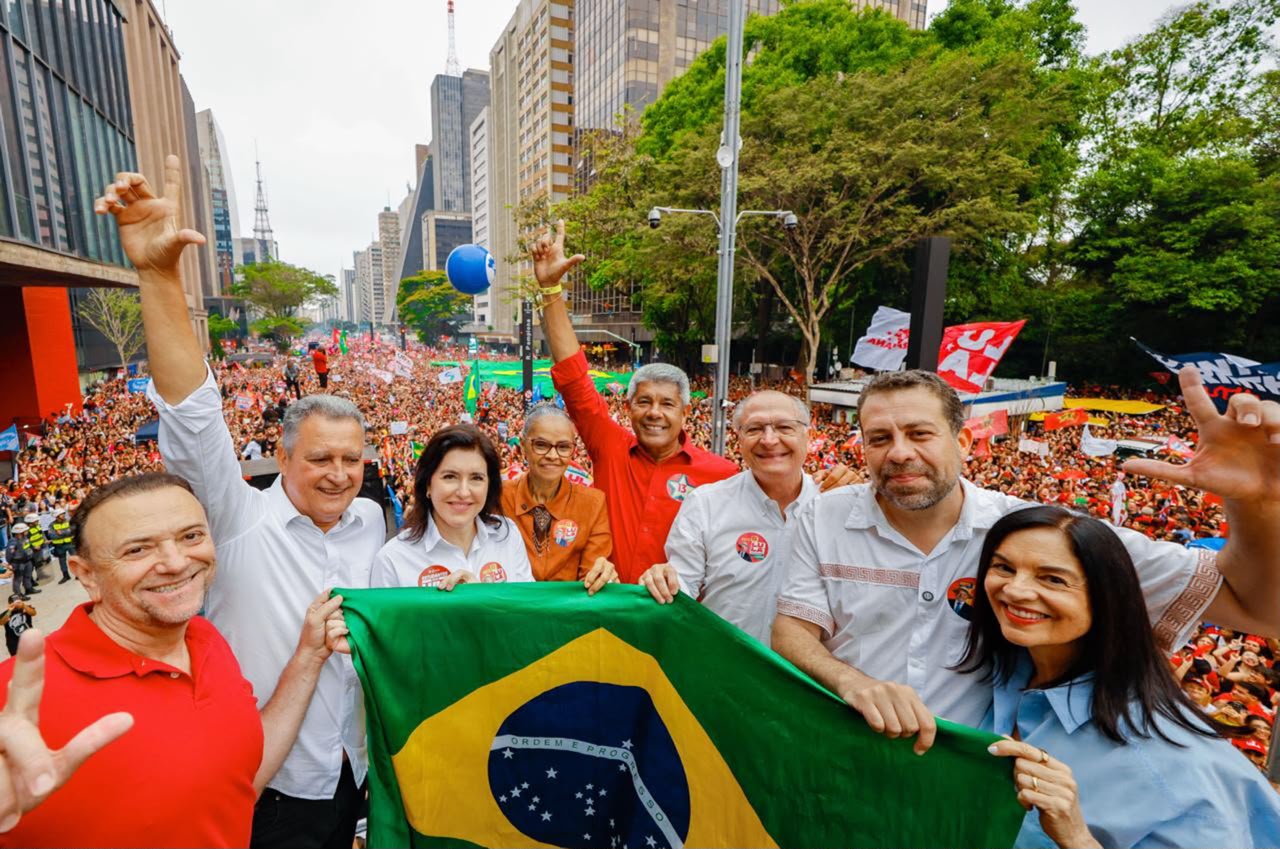 Jerônimo Rodrigues surge na Avenida Paulista ao lado de Lula e faz convocação aos baianos e nordestinos