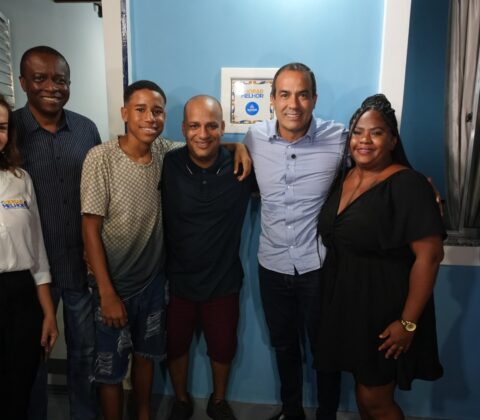 Imagem do post Prefeitura entrega 100 casas reformadas e arena de grama sintética no Arraial do Retiro