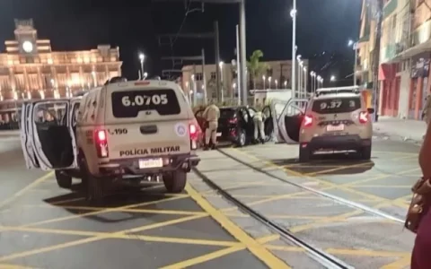 Imagem do post Suspeitos de arrastão na Liberdade batem carro roubado em estrutura do VLT durante fuga