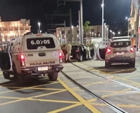 Imagem do post Suspeitos de arrastão na Liberdade batem carro roubado em estrutura do VLT durante fuga