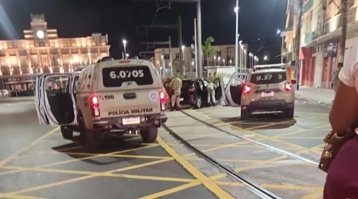 Suspeitos de arrastão na Liberdade batem carro roubado em estrutura do VLT durante fuga