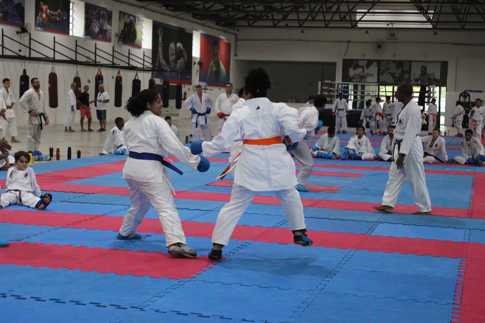 Meninas podem se inscrever em aulas gratuitas de artes marciais e canoagem na Bahia