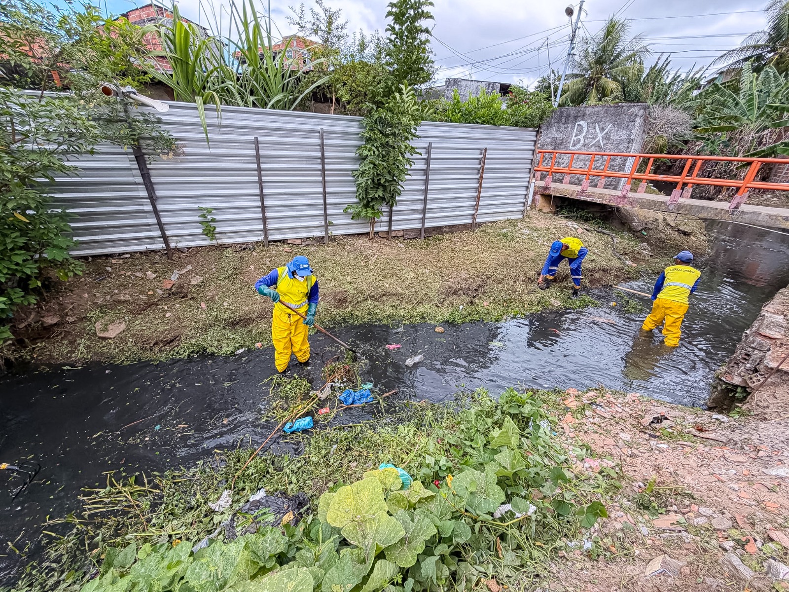 Prefeitura realiza limpeza de canal ligado ao Rio Goró, na Itinga