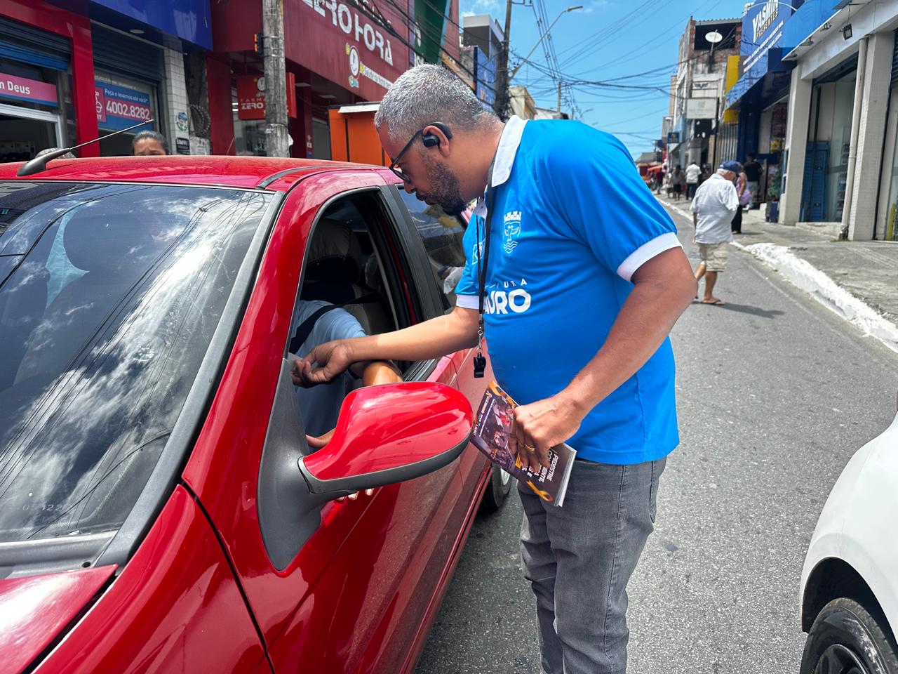 Ação de trânsito conscientiza motoristas e pedestres na região da Beira Rio
