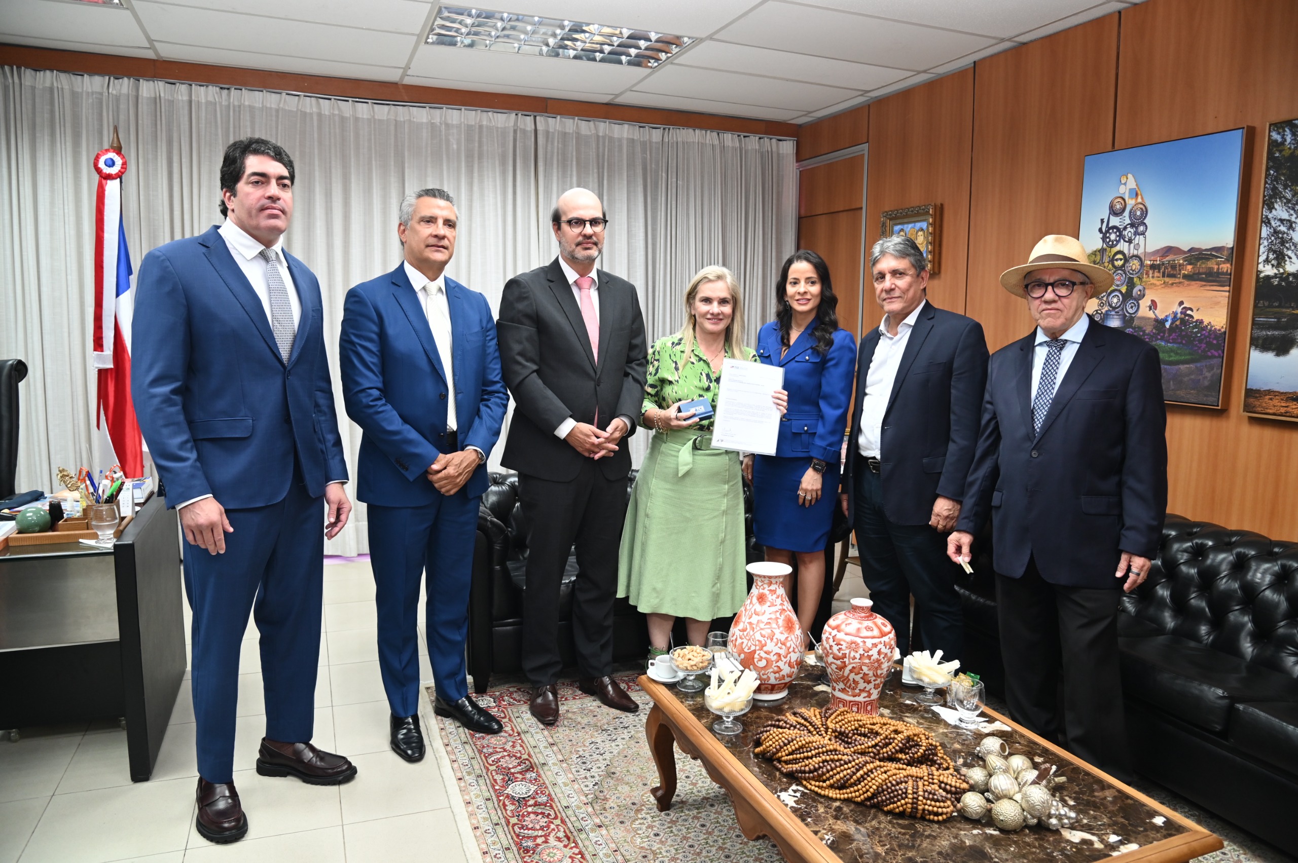 Ivana Bastos recebe parecer do TCE-BA sobre contas do governo de 2025
