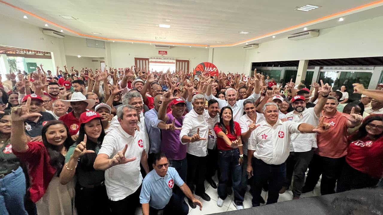 Jerônimo reúne prefeitos e lideranças do Extremo Sul em Teixeira de Freitas