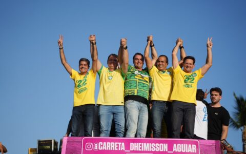 Imagem do post No Farol da Barra, Flávio Bolsonaro promete obra e ouve apelo de ACM Neto