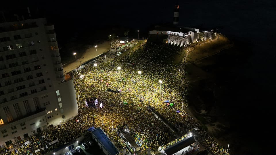João Roma exalta multidão em ato com Flávio Bolsonaro na Barra e projeta mudança no país