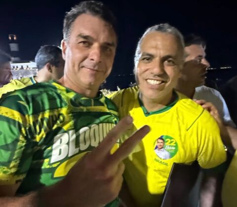 Imagem do post Cezar Leite rebate polêmica, derruba liminar e entrega Título de Cidadão a Flávio Bolsonaro