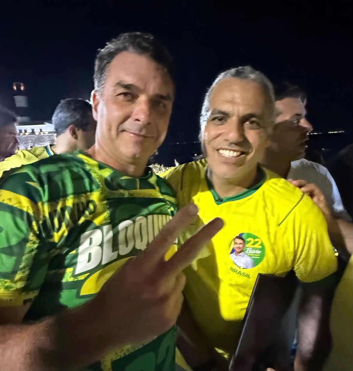 Cezar Leite rebate polêmica, derruba liminar e entrega Título de Cidadão a Flávio Bolsonaro