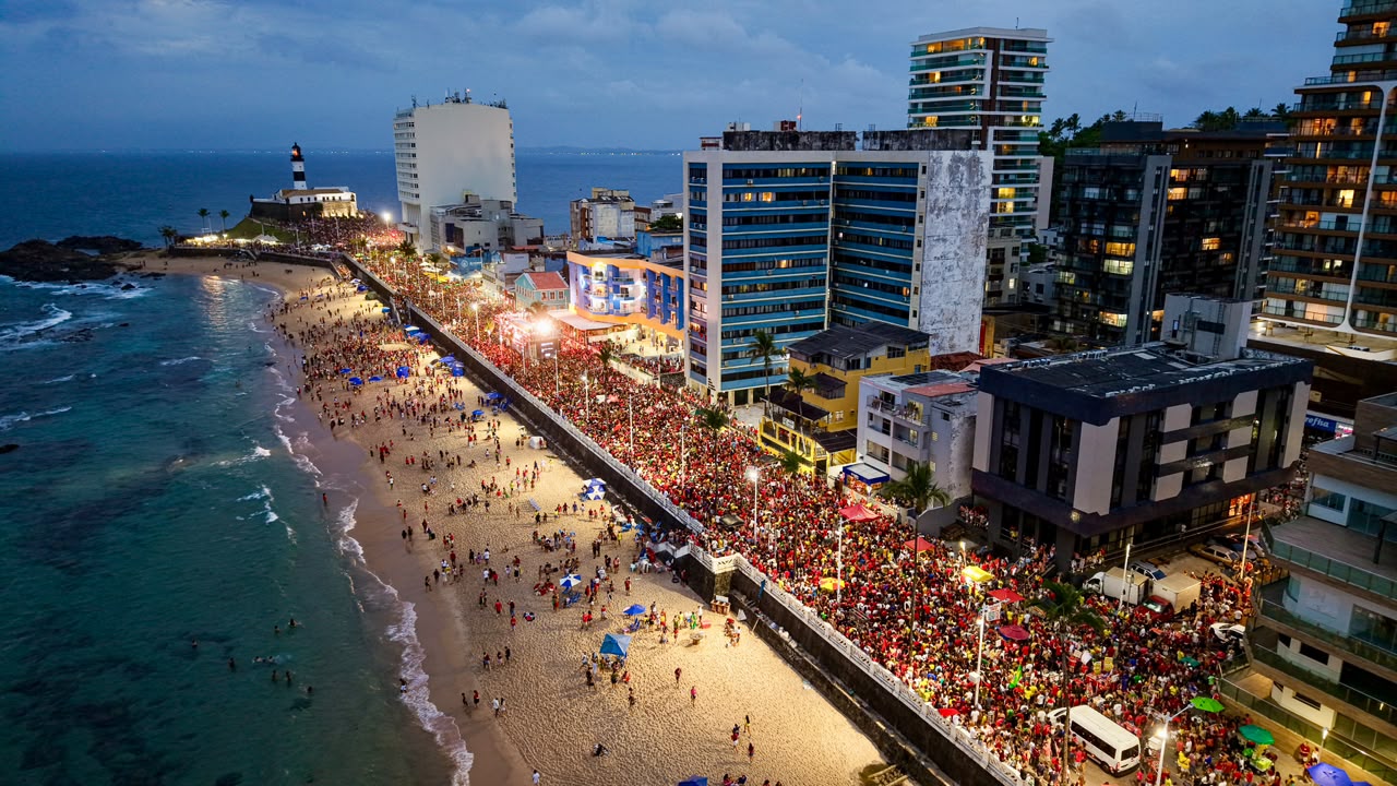 Ato pela Democracia reúne público estimado em 500 mil pessoas em Salvador