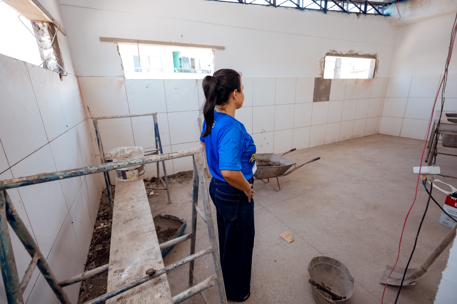 Débora Regis vistoria obra da Cozinha Comunitária de Itinga que chega a 70%