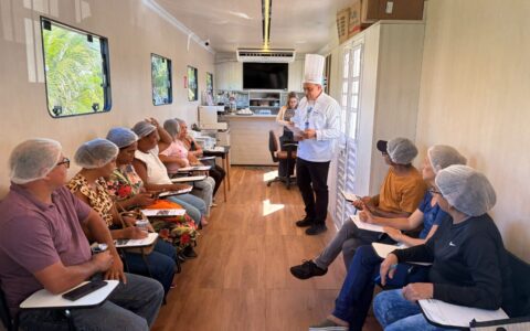 Imagem do post Carreta-escola de Gastronomia inicia novos cursos e expande qualificação na orla de Camaçari