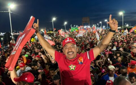 Imagem do post Roberto Carlos mobiliza militância em ato com Lula na Ponte Presidente Dutra