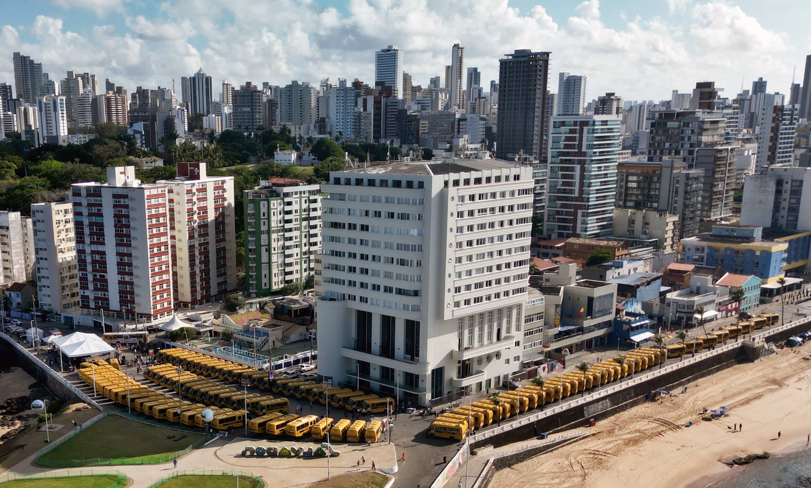 101 municípios da Bahia recebem novos ônibus escolares; confira a lista