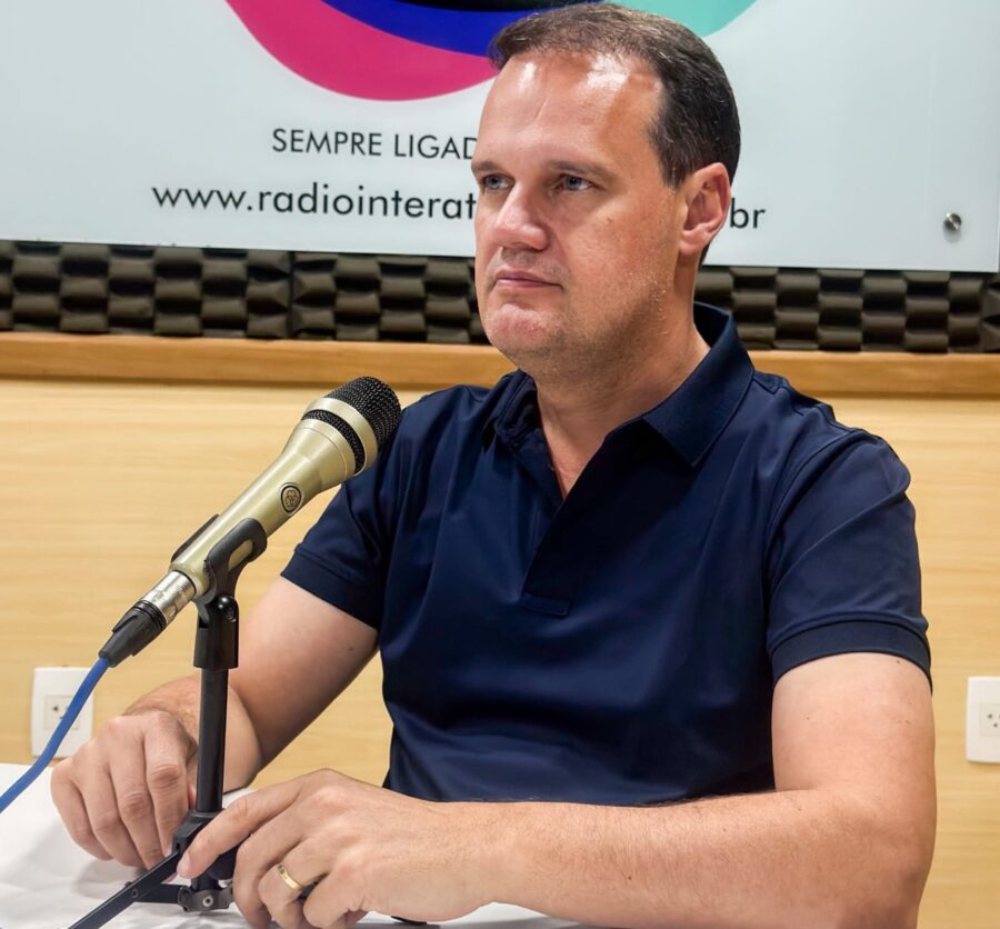 “Enquanto Lula vai ampliar os investimentos, Flávio Bolsonaro quer fazer tesouraço e perseguir a Bahia”, afirma Júlio Pinheiro