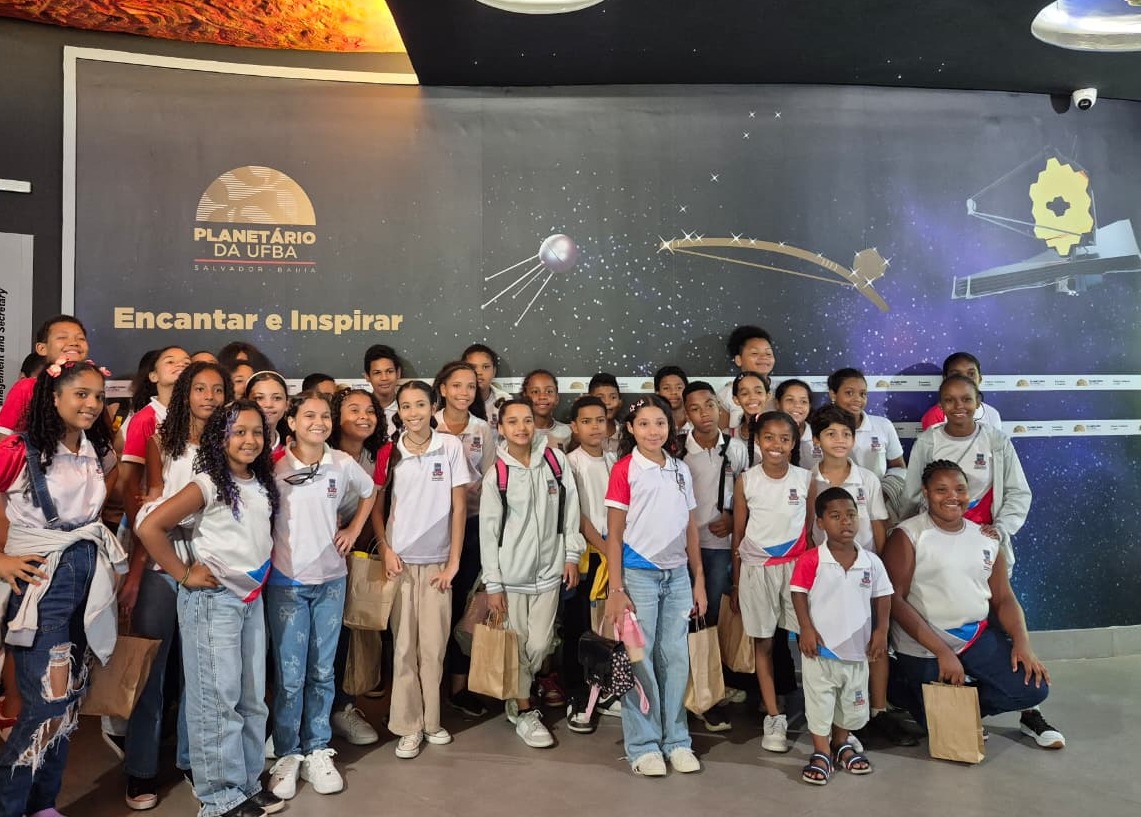 Alunos de Camaçari ganham viagem pelo universo após arrecadar toneladas de recicláveis