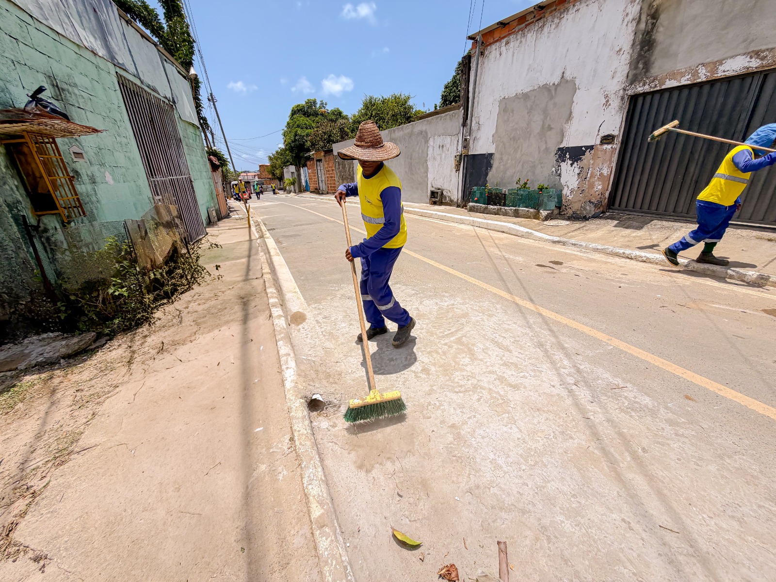 Prefeitura intensifica mutirão de limpeza no loteamento Vila Pedrita, em Itinga