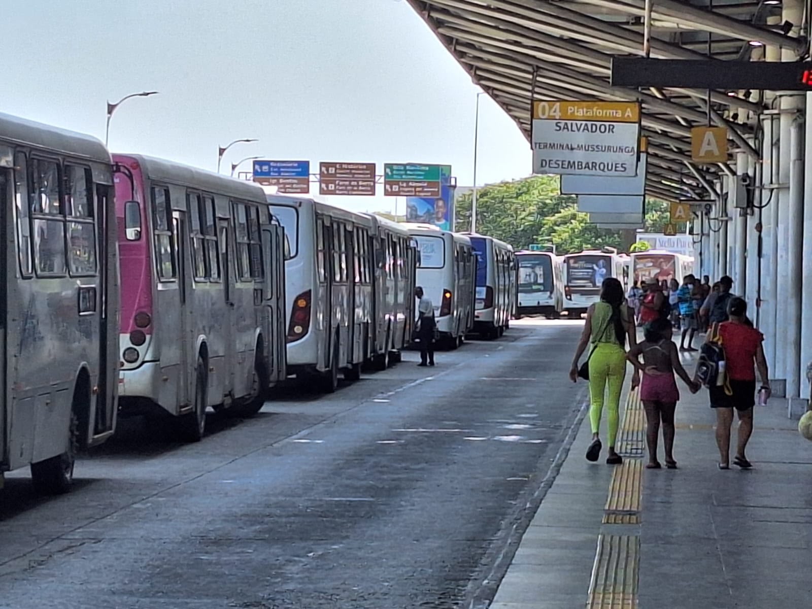 Lauro de Freitas garante transporte público gratuito durante todo o domingo e acompanha operação dos ônibus