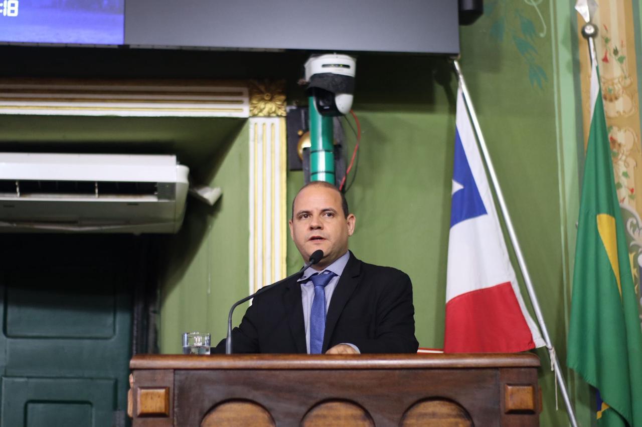 “Um tapa na cara da democracia e da sociedade”: Randerson Leal vai solicitar CEI para investigar ônibus retidos e viagem de secretário a Paris