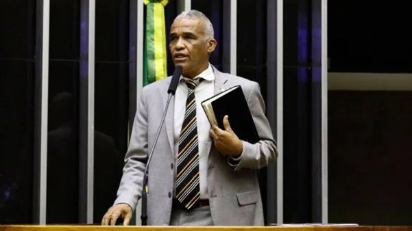 Sargento Isidório oferece carona gratuita a eleitores em Salvador durante segundo turno
