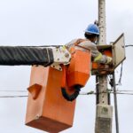 Prefeitura realiza manutenção na iluminação pública em bairros de Lauro de Freitas