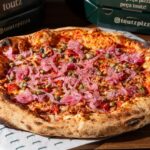 Toutz Pizza explora contraste de sabores em lançamento que mescla atum com alcaparras
