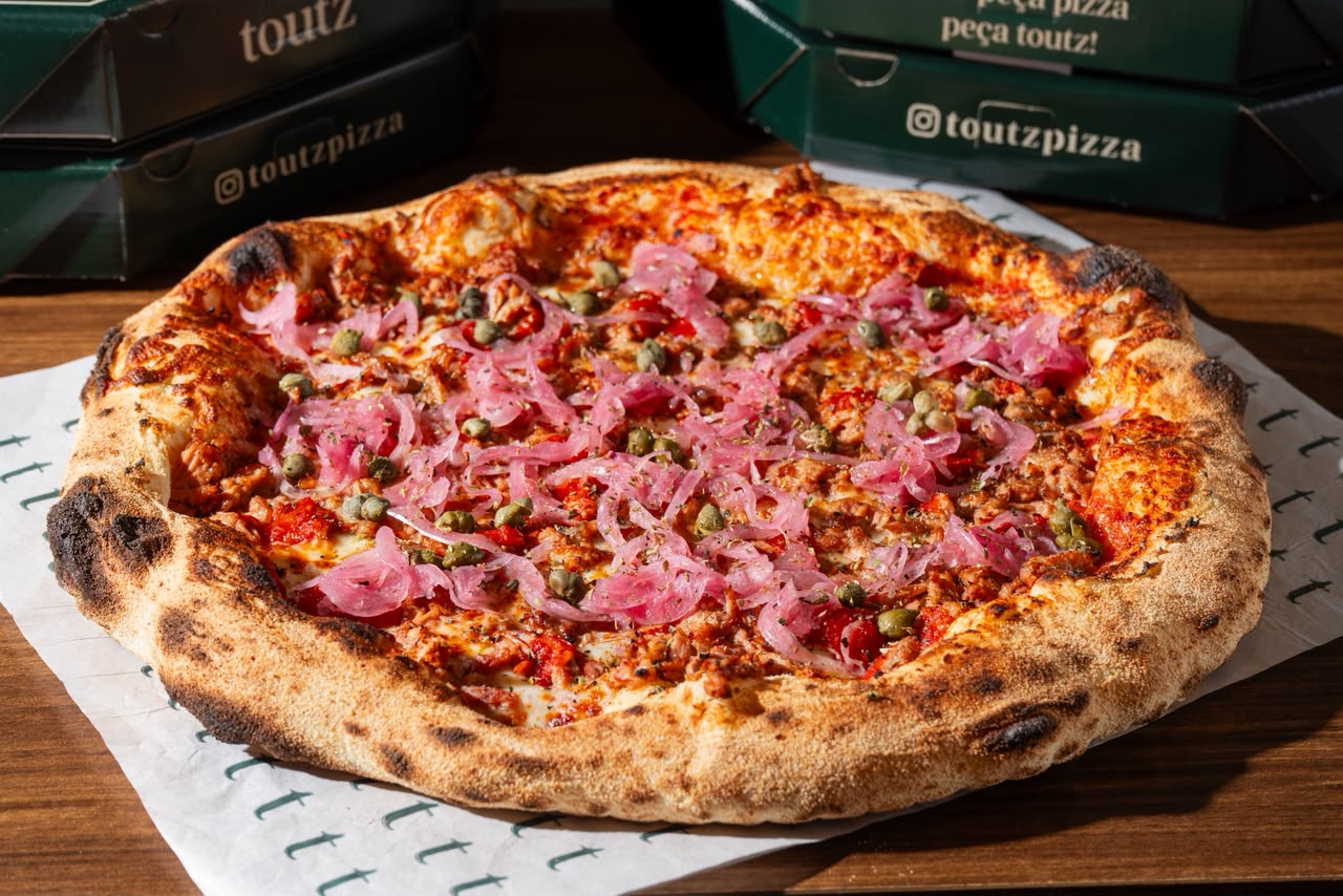 Toutz Pizza explora contraste de sabores em lançamento que mescla atum com alcaparras