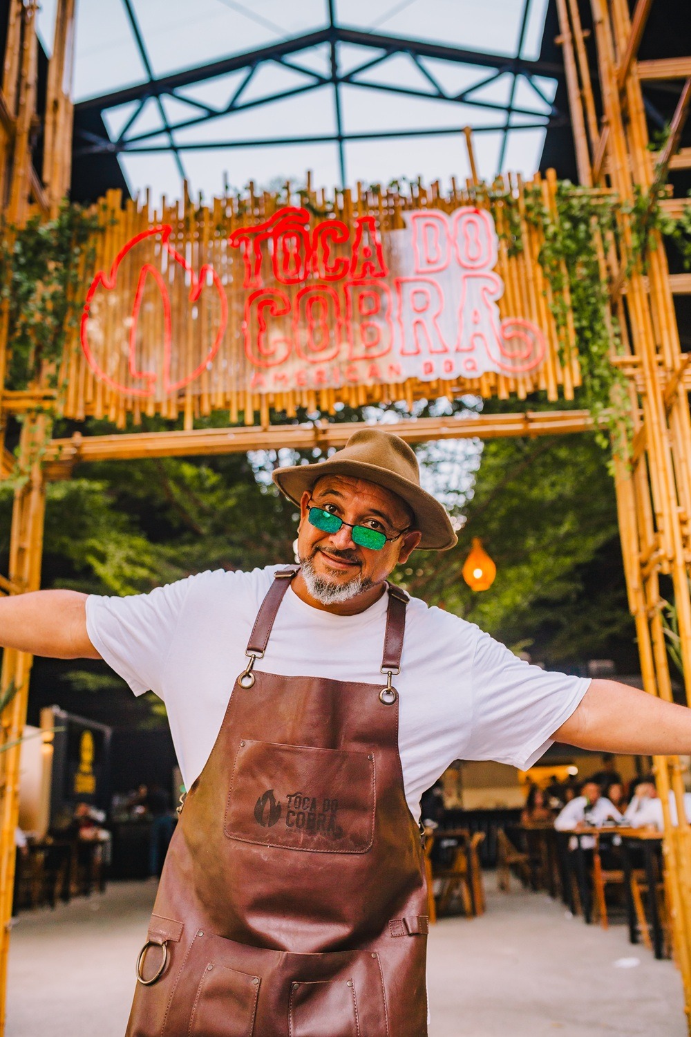 Quintal em Brasa estreia em Salvador com gastronomia premium e música ao vivo